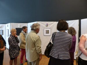 Salon du livre de Châteaubriant 21 & 22.10.2017 - Daniel Roussel (photographe) devant l'exposition d'art