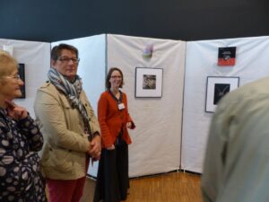 Salon du livre de Châteaubriant 21 & 22.10.2017 - Sophie Herrault devant l'exposition d'art