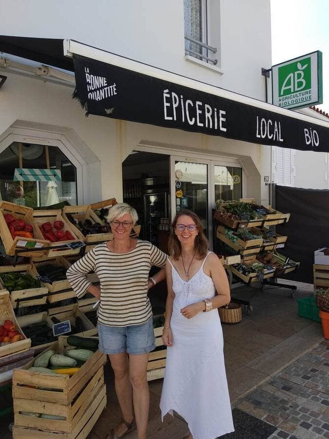 Hélène Couturier (gérante) & Sophie Herrault (auteure) - Dédicaces Party à l'épicerie bio et local "La bonne quantité" - La Tranche sur Mer (13.08.2022)