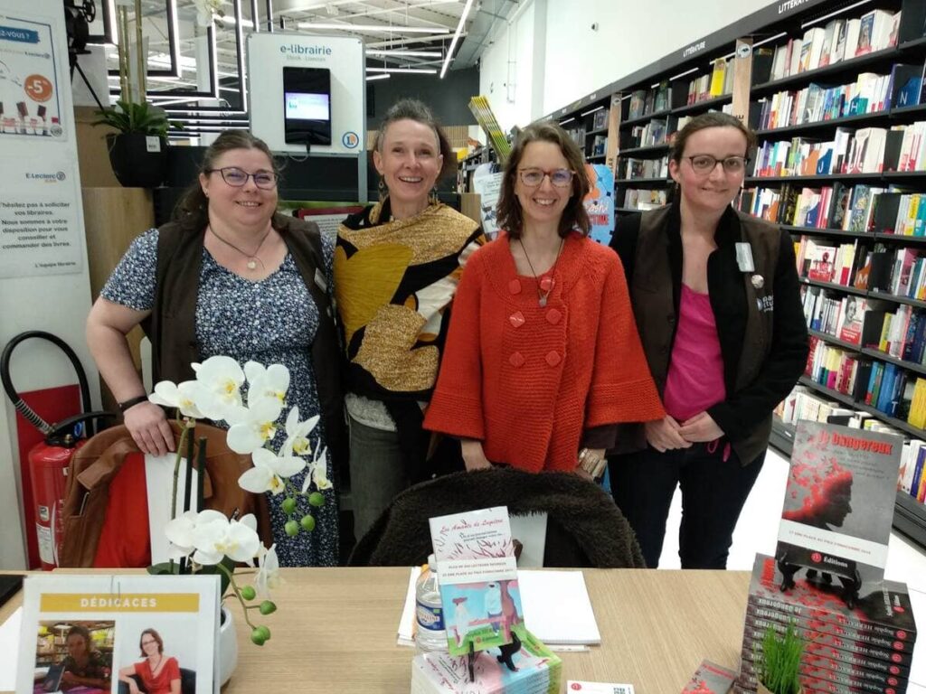 De gauche à droite : Carole Jamin (responsable rayon librairie E. Leclerc Blain), Sonia Lebastard (autrice), Sophie Herrault (romancière) et Myrtille (adjointe responsable rayon librairie)
