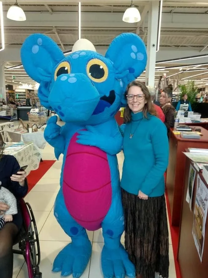 Azuro le dragon ( mascotte des Éditions Auzou) et Sophie Herrault