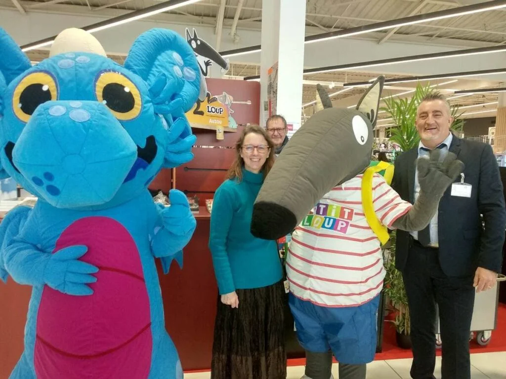 Sophie Herrault et les mascottes des éditions Auzou