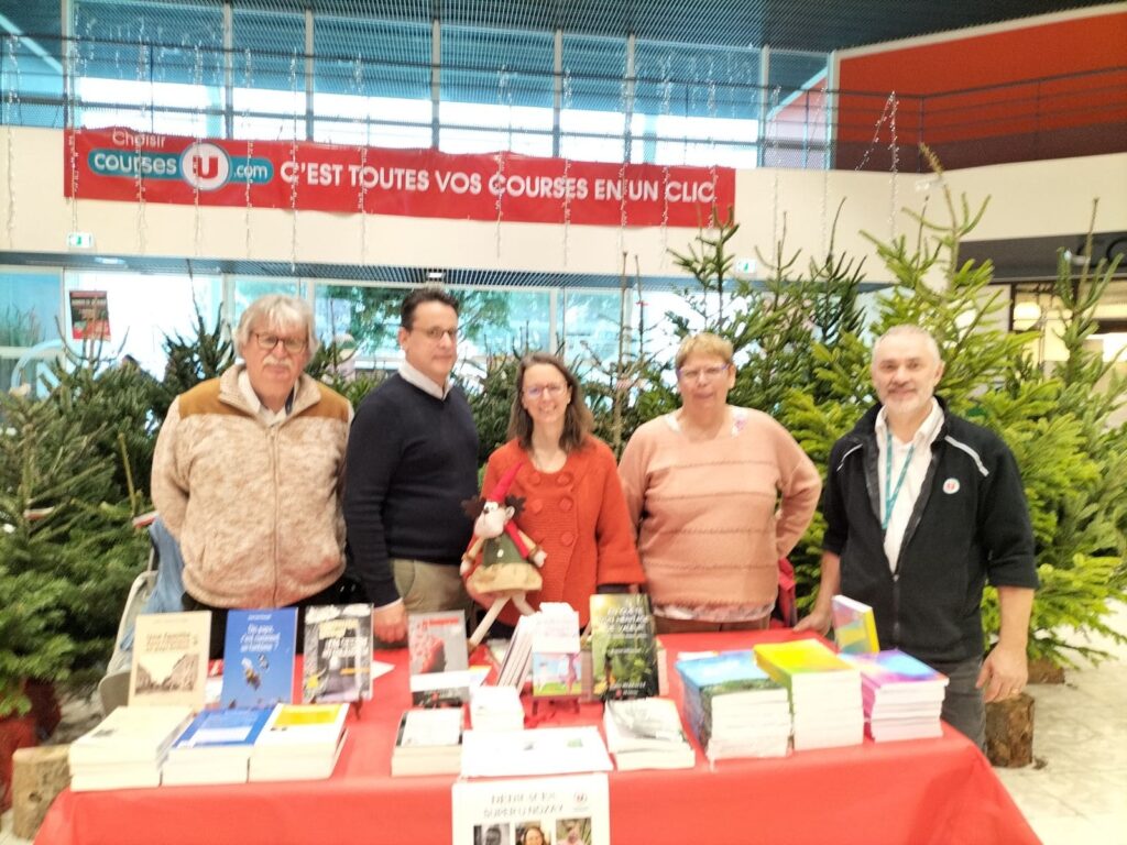 Jean Louis Panaget (auteur), Cédric Villette (directeur du magasin), Sophie Herrault (romancière), Anika de Jade (auteure) et Pascal Piau (responsable librairie)