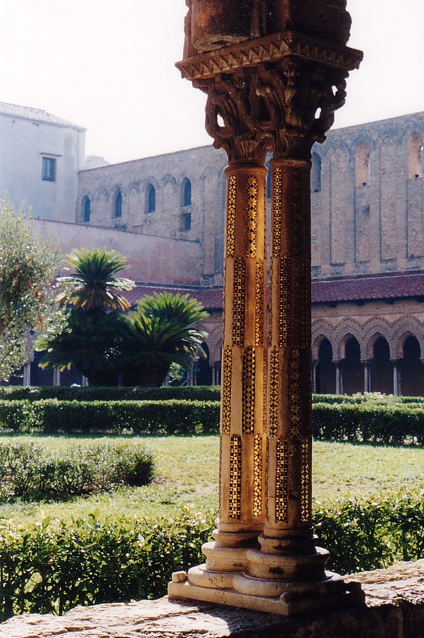 Cathédrale Santa Maria Nuova - Détail de colonne géminée et vue sur le jardin (Photo Sophie Herrault)